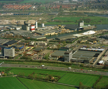 805582 Luchtfoto van een deel van het industrieterrein Lage Weide te Utrecht met op de voorgrond de A2, links het ...